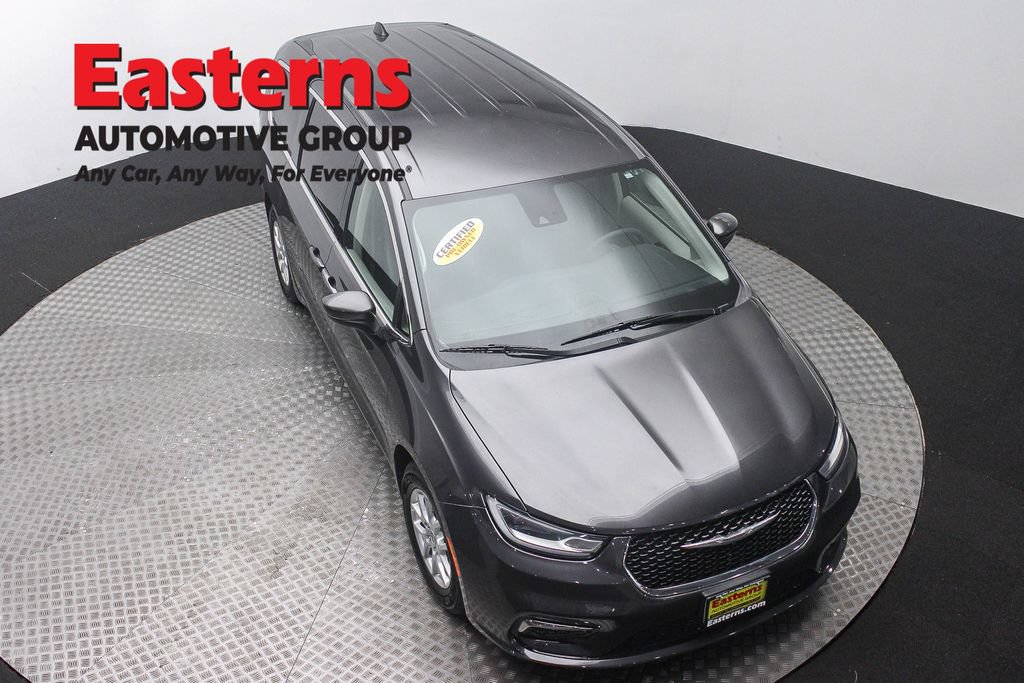 Used 2023 Chrysler Pacifica Touring-L FWD image 3