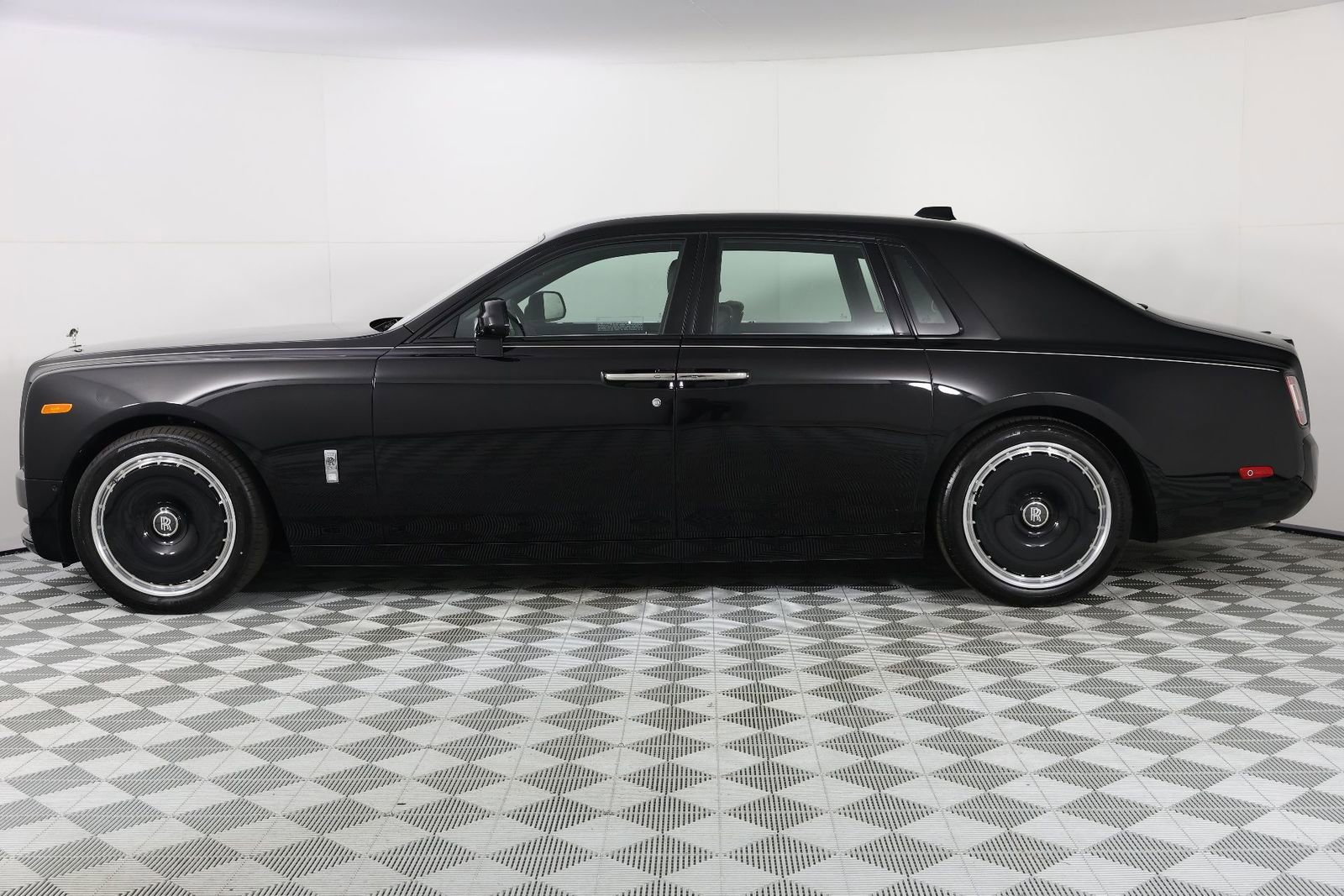 New 2026 Rolls-Royce Phantom Sedan image 2