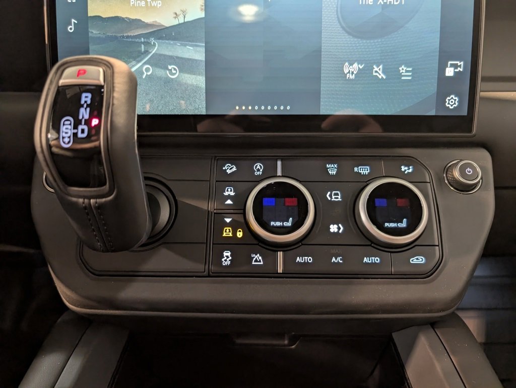 New 2026 Land Rover Defender 130 X-Dynamic SE image 21