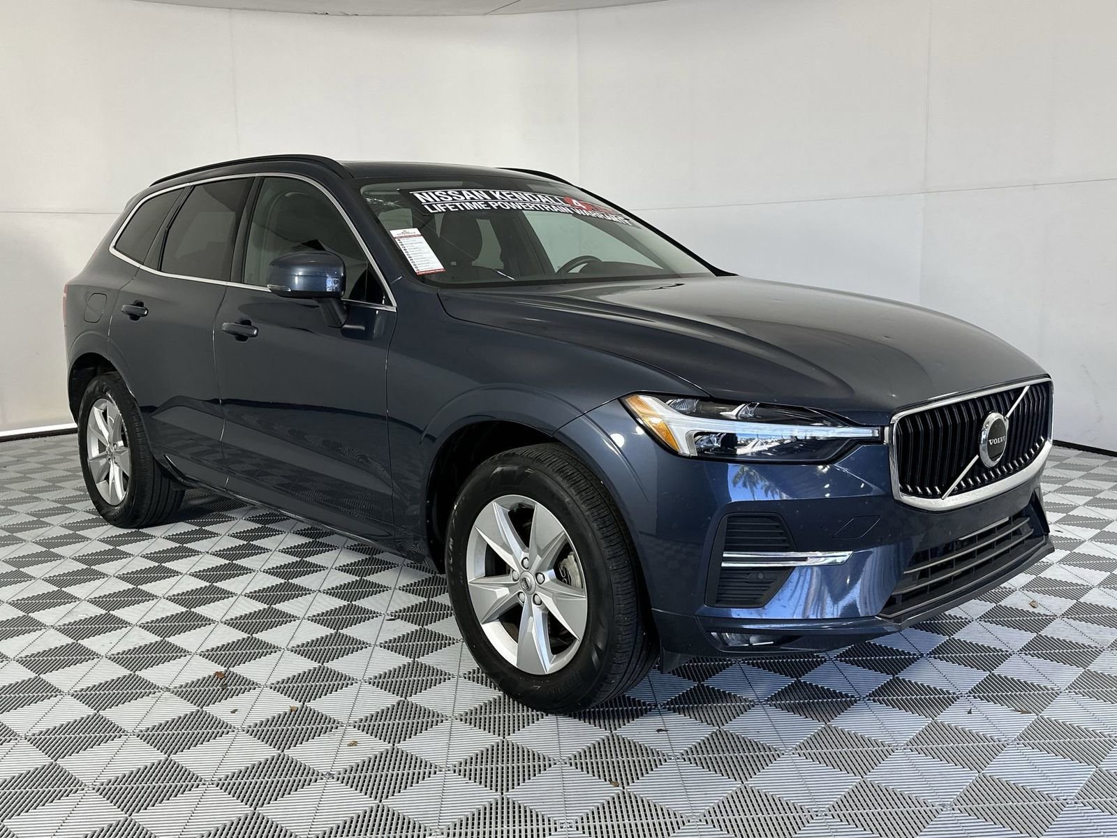Used 2022 Volvo XC60 B5 Momentum AWD/4WD image 2