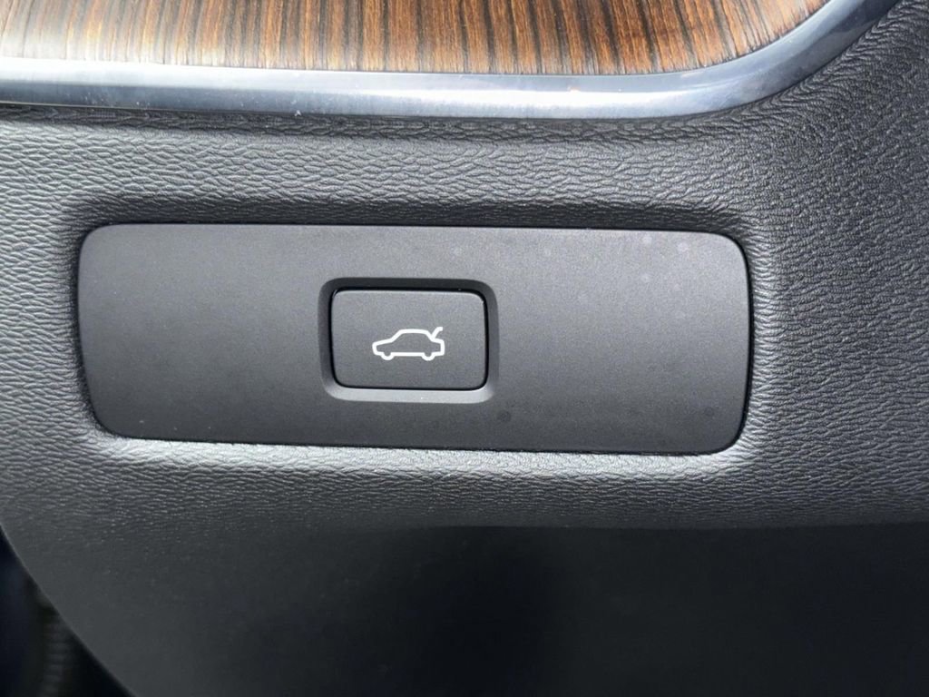 Used 2023 Volvo XC60 B5 Plus AWD/4WD image 27