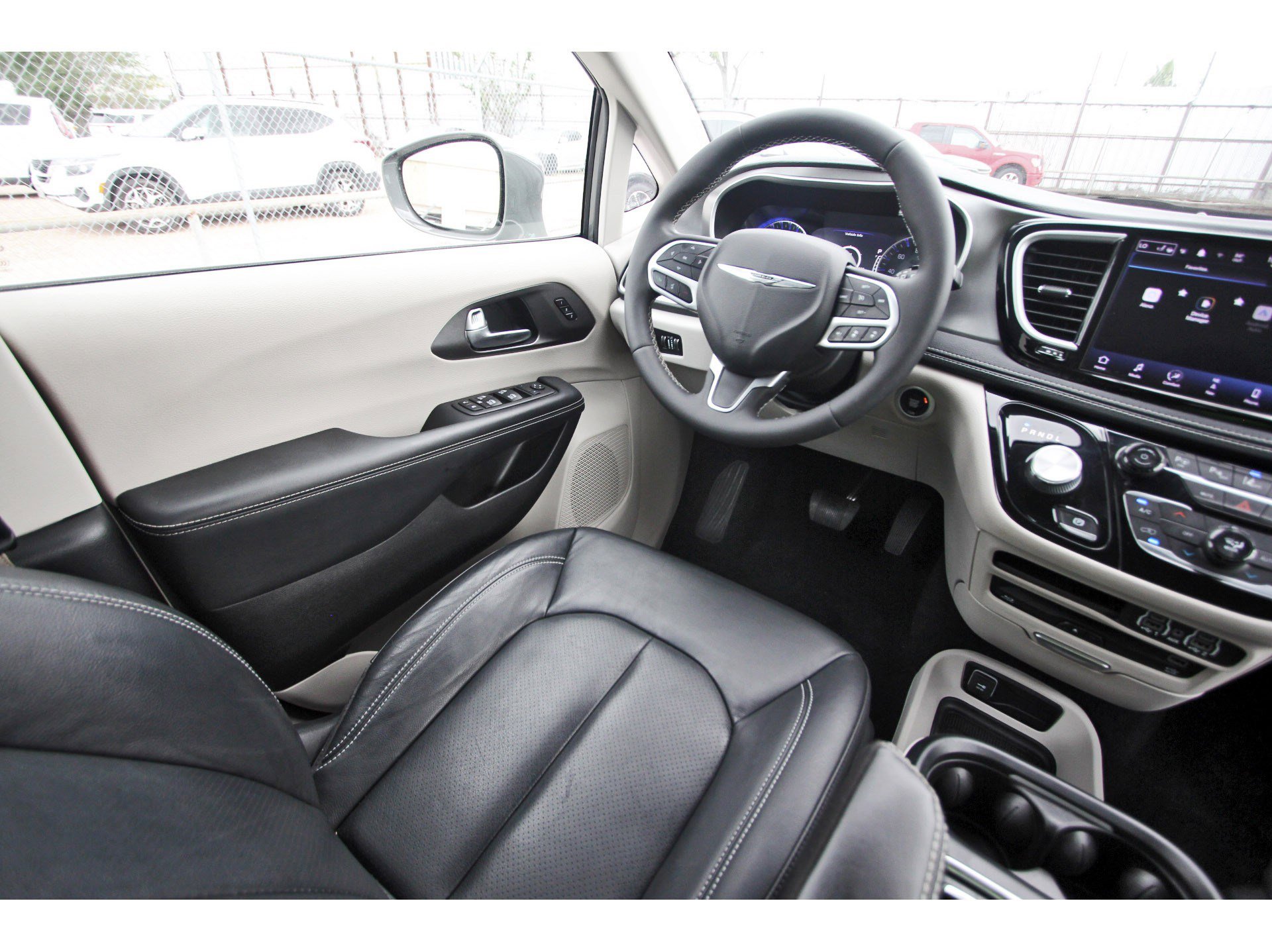 Used 2022 Chrysler Pacifica Touring-L w/ Uconnect Theater Family Group FWD image 10