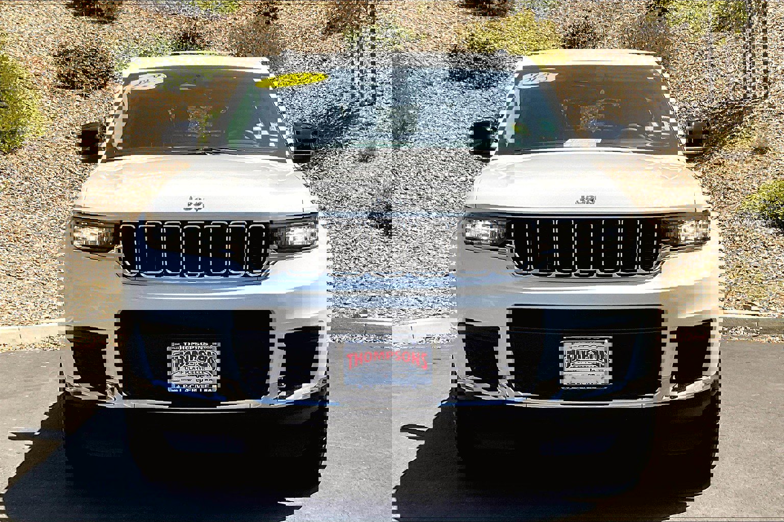 Used 2023 Jeep Grand Cherokee L Laredo image 3