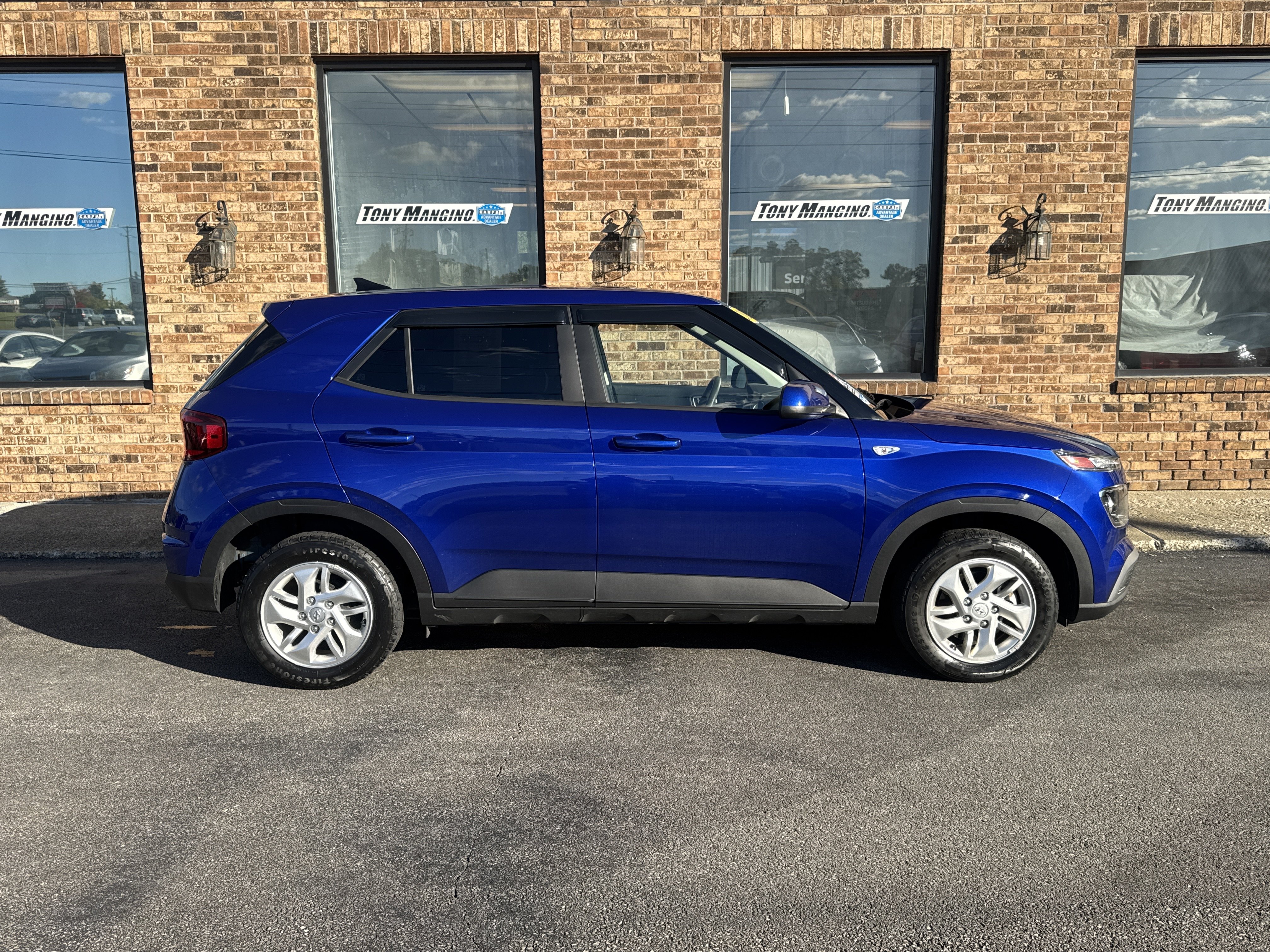 Used 2022 Hyundai Venue SE FWD image 6