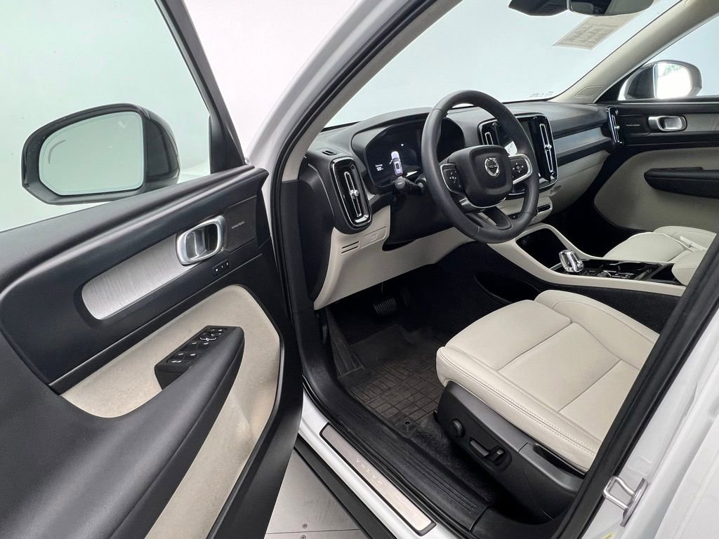 Used 2025 Volvo XC40 B5 Ultra w/ Protection Package Premier image 21