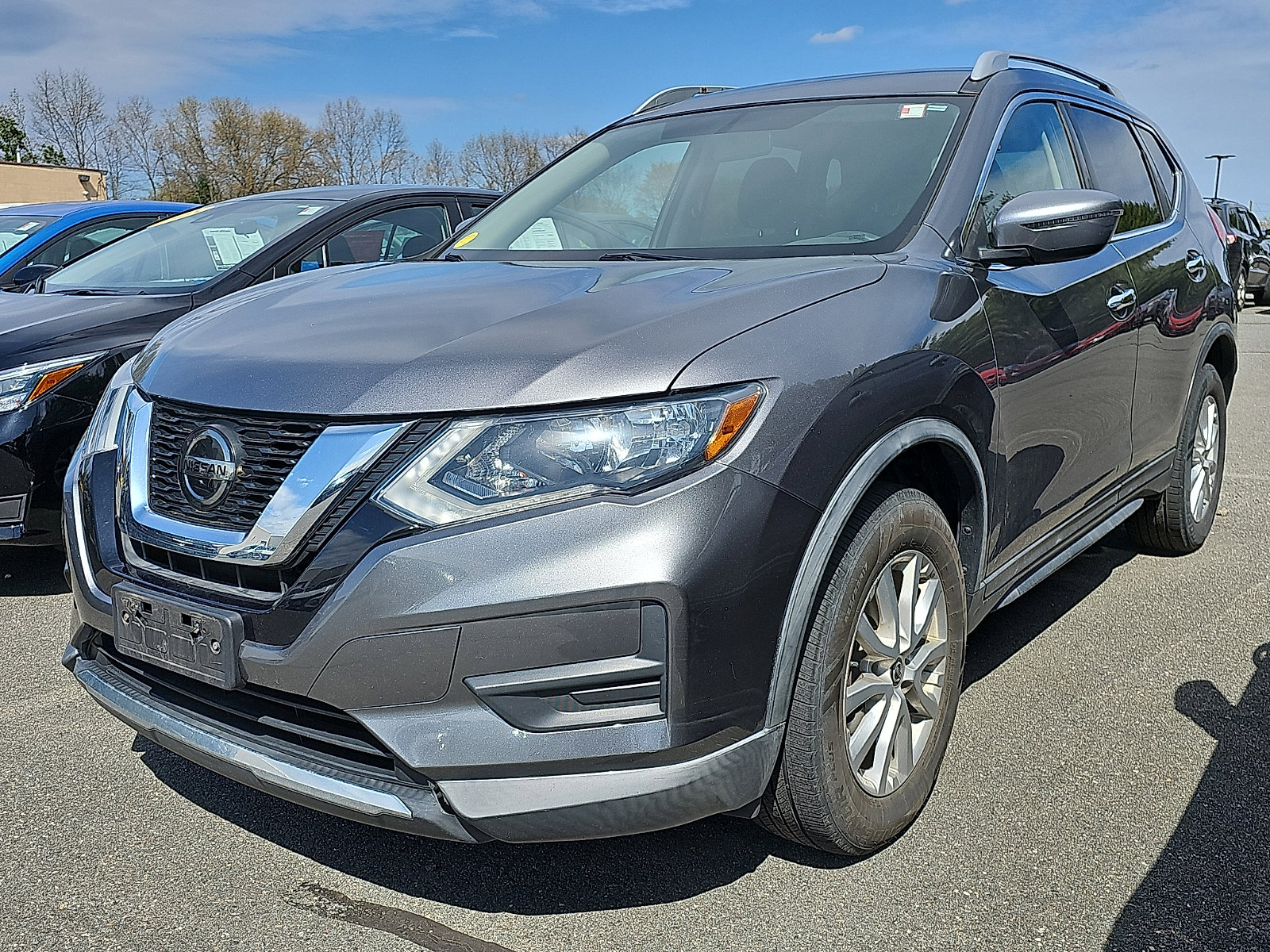 Used 2018 Nissan Rogue SV image 2