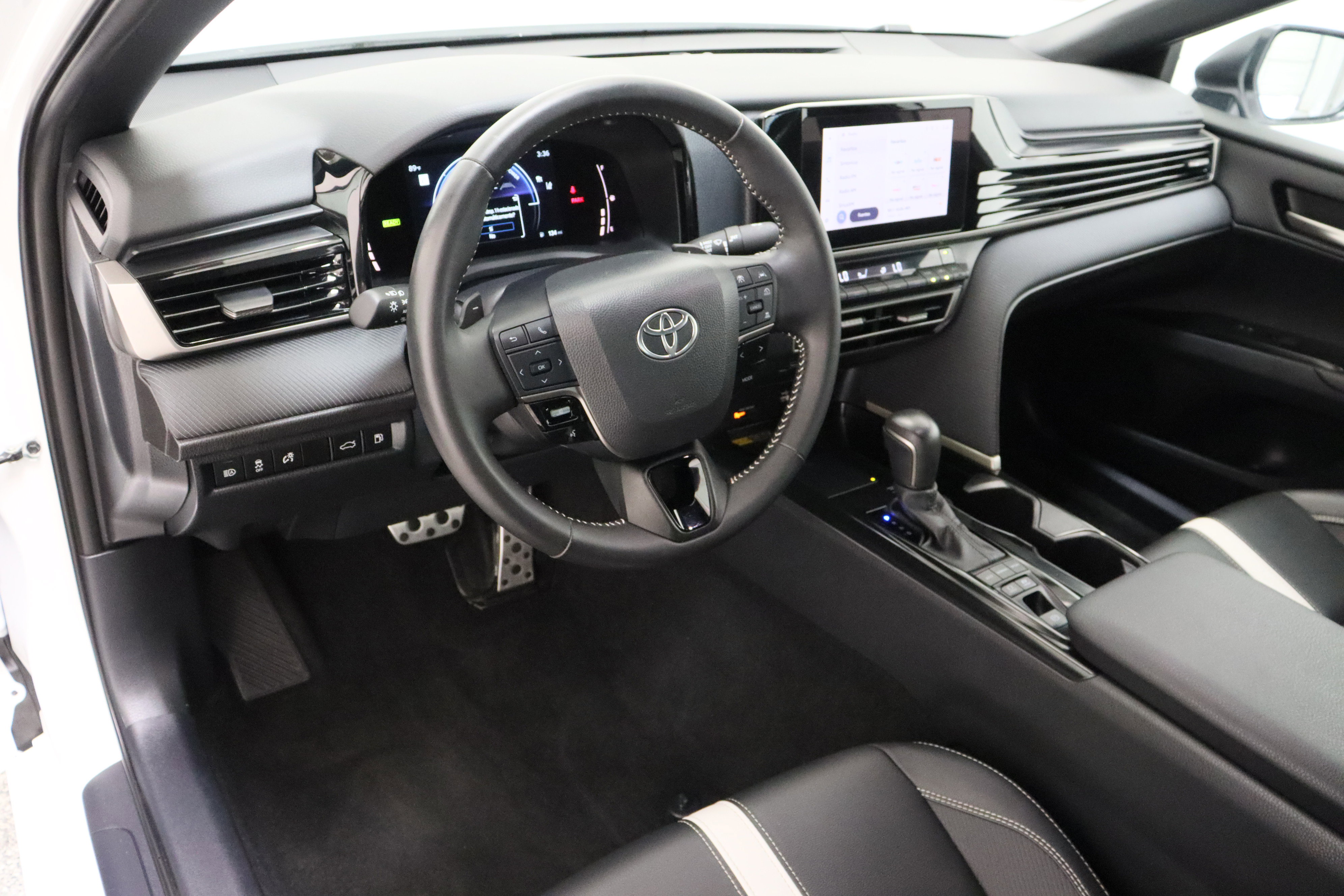 Used 2025 Toyota Camry SE FWD image 12