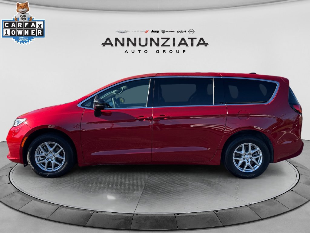 Used 2026 Chrysler Pacifica Select FWD image 2