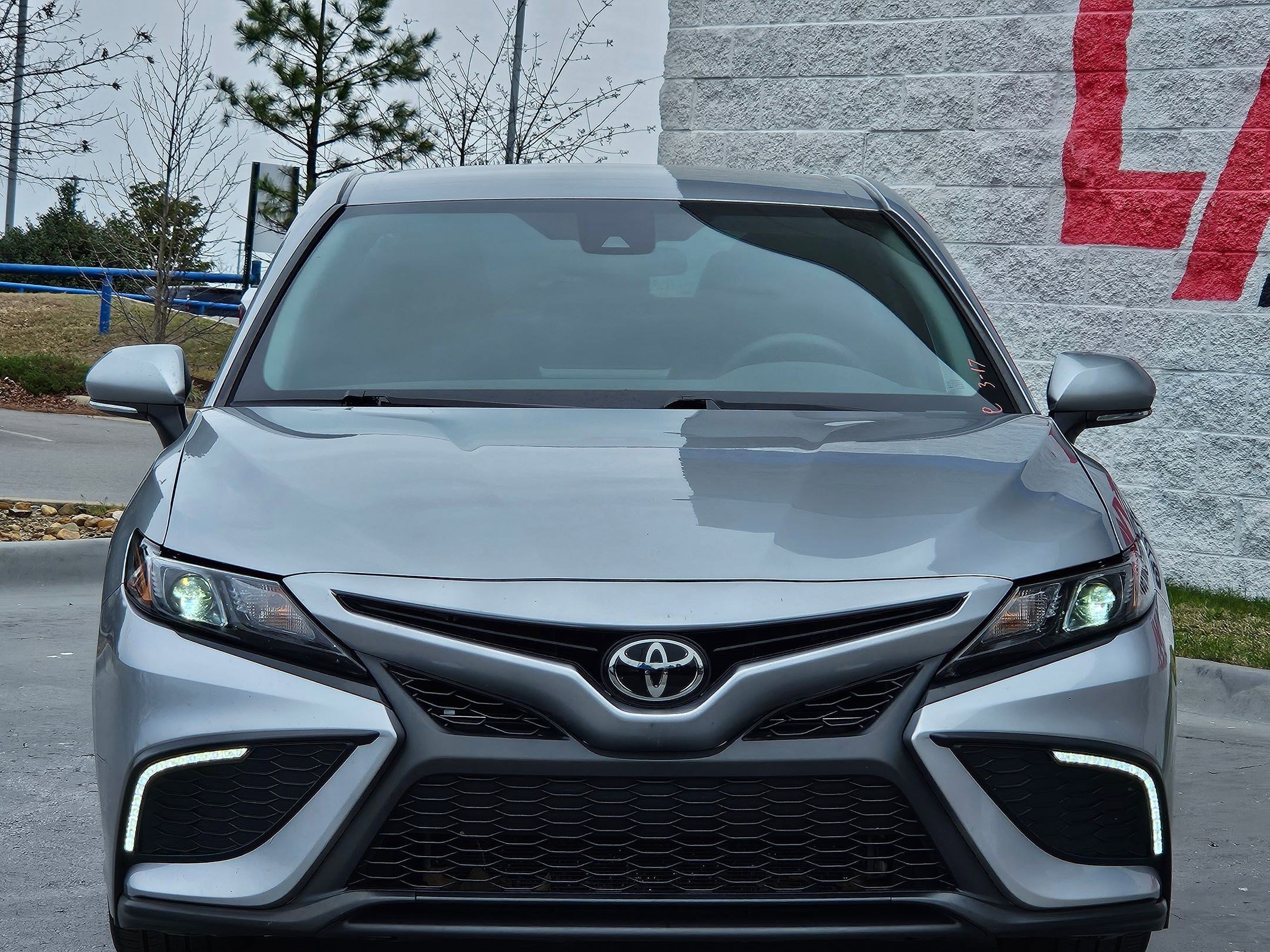 Used 2022 Toyota Camry SE FWD image 2