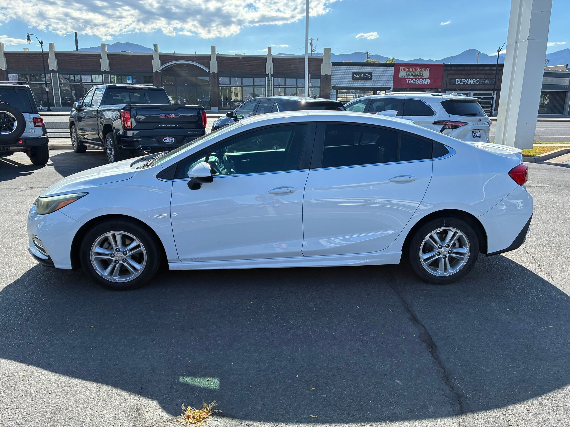 Used 2018 Chevrolet Cruze LT w/ Convenience Package FWD image 9