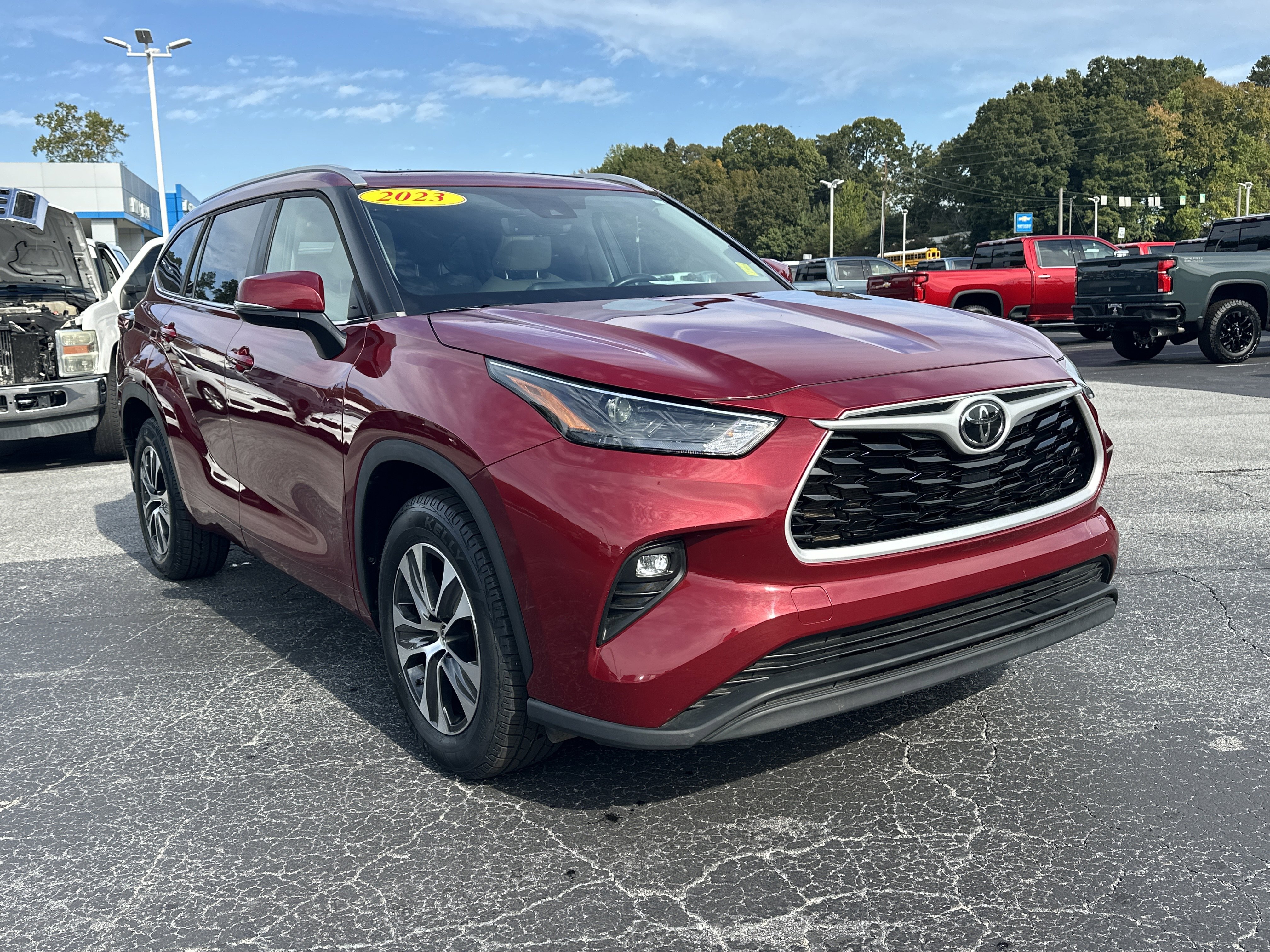 Used 2023 Toyota Highlander XLE image 2