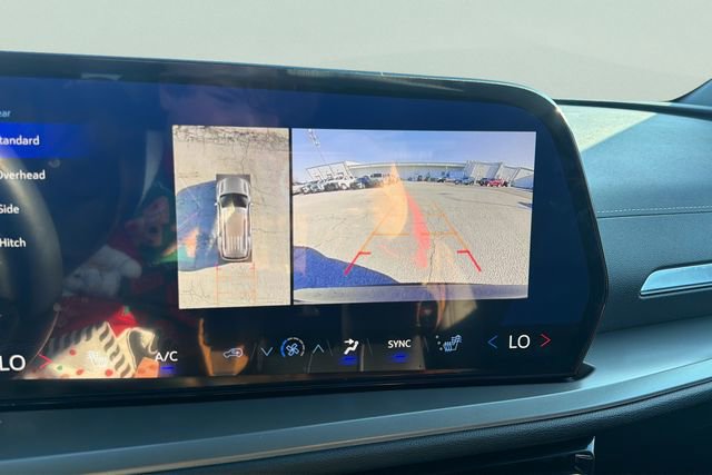 Used 2025 Chevrolet Traverse LT w/ Driver Confidence Package image 11