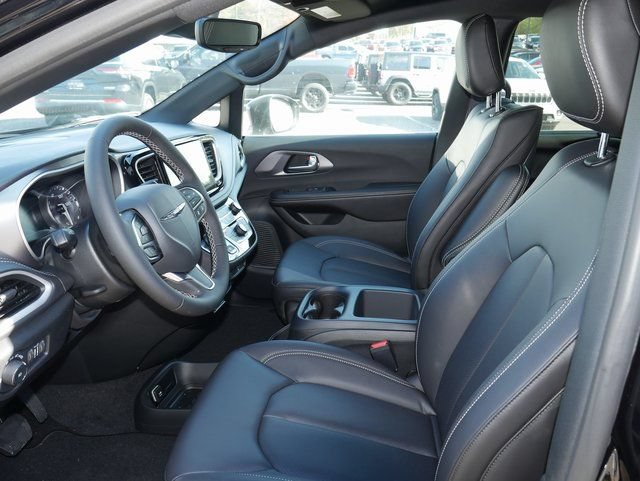 New 2026 Chrysler Pacifica Select AWD/4WD image 2
