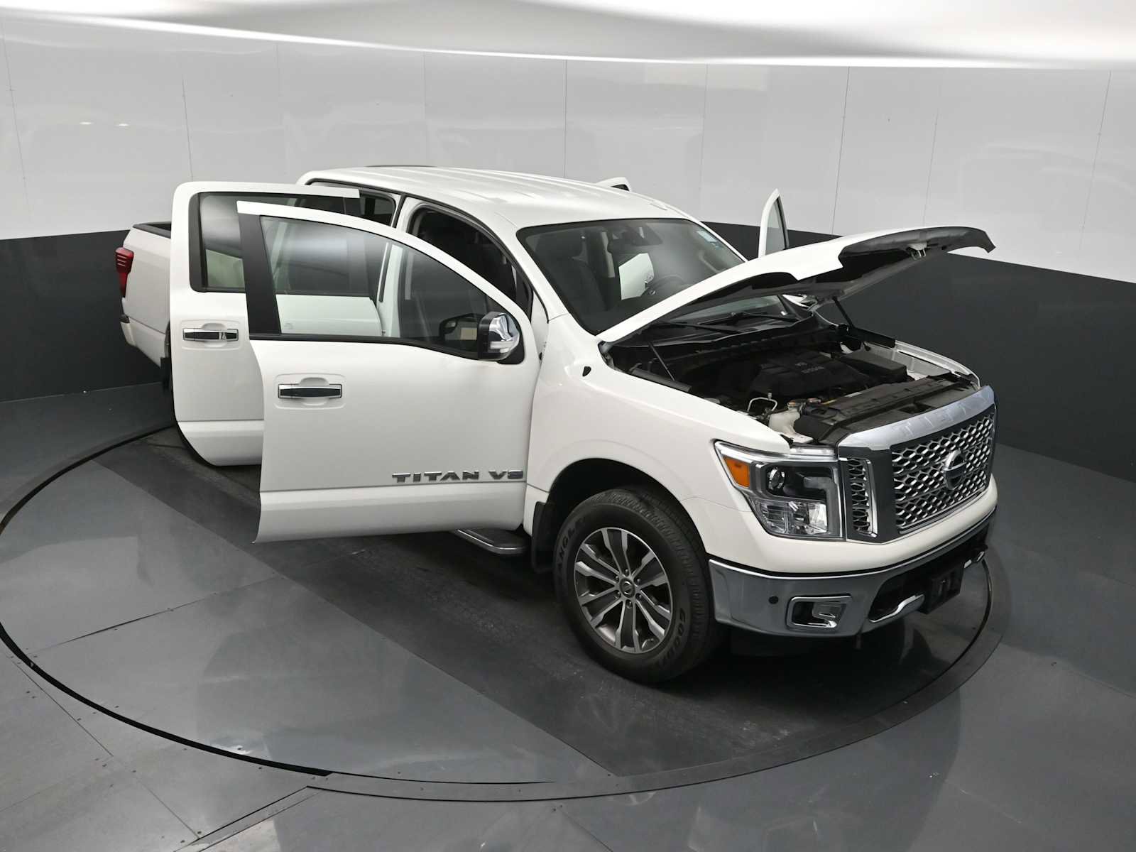 Used 2019 Nissan Titan SL image 31