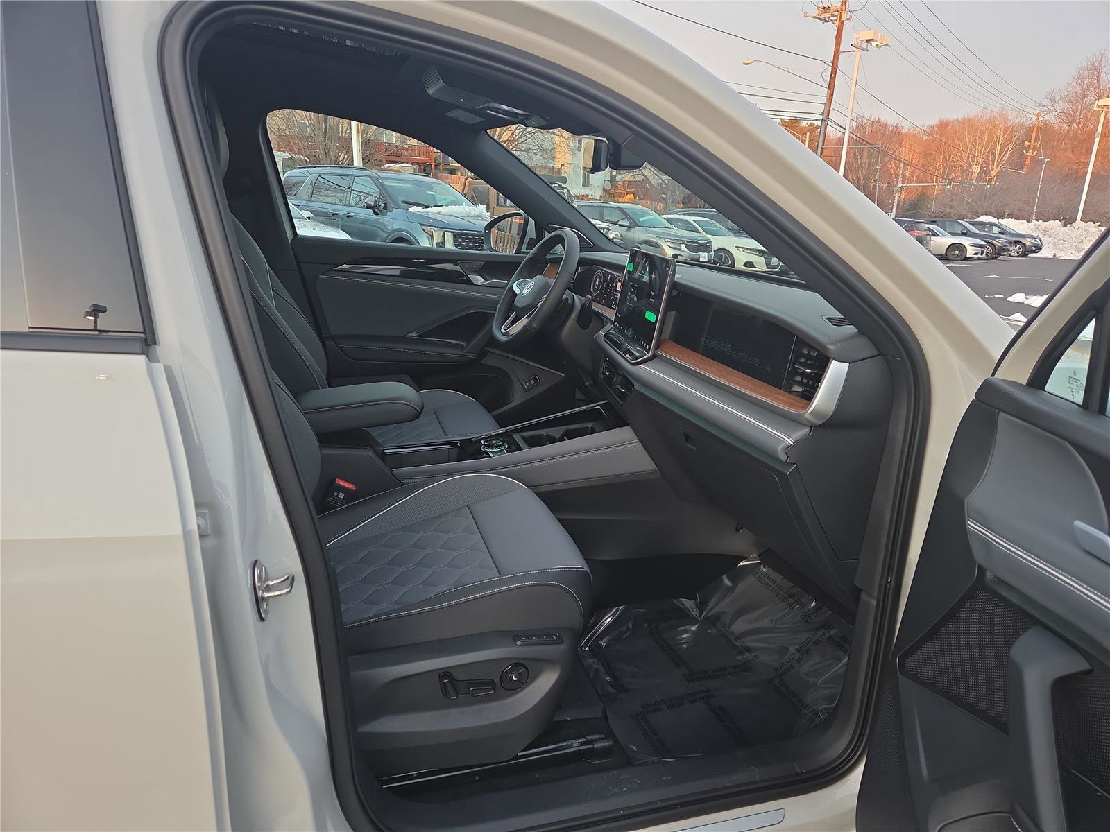 New 2026 Volkswagen Tiguan SEL R-Line image 28