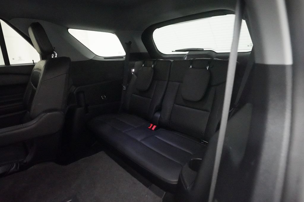 Used 2021 Ford Explorer XLT w/ Equipment Group 202A AWD/4WD image 17