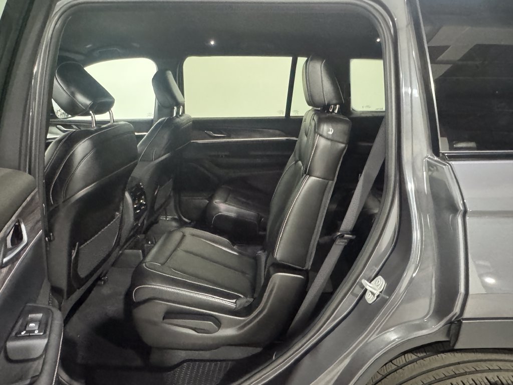 Used 2025 Jeep Grand Cherokee L Limited w/ Black Appearance Package AWD/4WD image 19