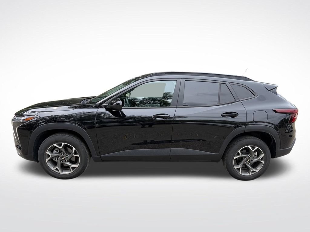 Used 2024 Chevrolet Trax LT w/ Driver Confidence Package FWD image 3