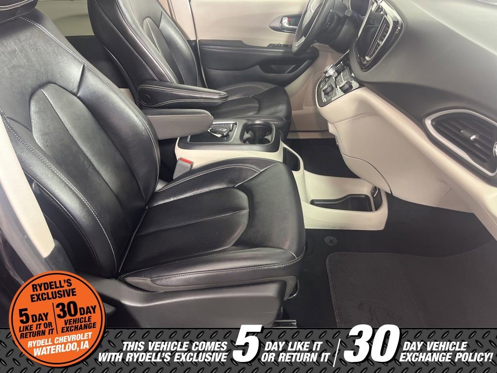 Used 2024 Chrysler Pacifica Touring-L FWD image 16