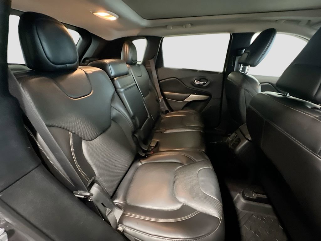 Used 2017 Jeep Cherokee Limited w/ Luxury Group AWD/4WD image 24