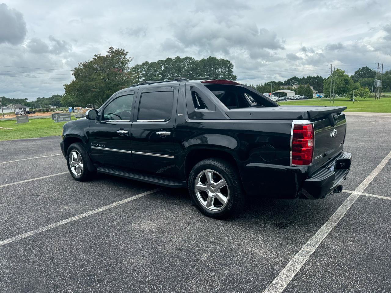 Used 2011 Chevrolet Avalanche LTZ AWD/4WD image 10