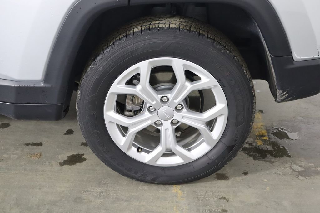 Used 2024 Jeep Compass Latitude image 40