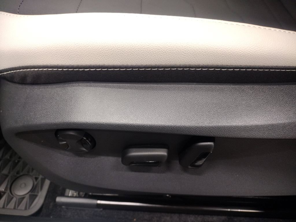 New 2025 Volkswagen Taos SE image 19