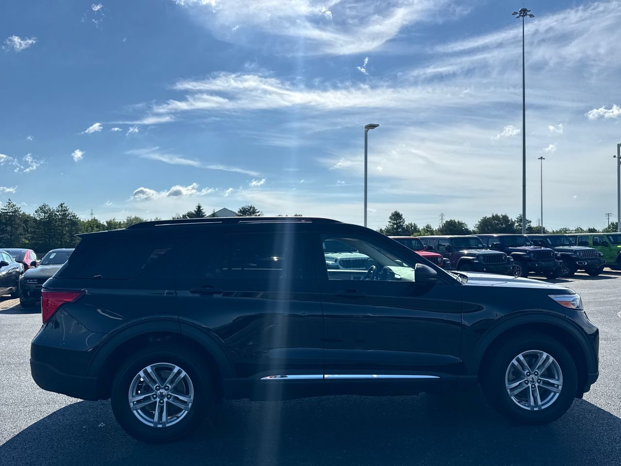 Used 2022 Ford Explorer XLT w/ Equipment Group 202A AWD/4WD image 2