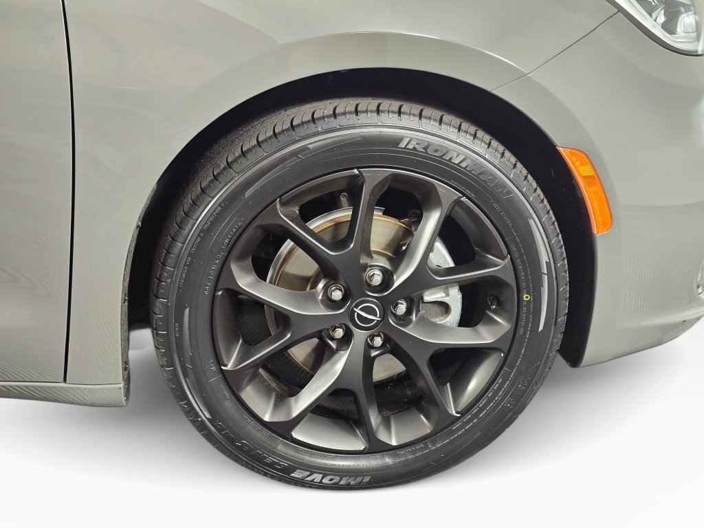 Used 2025 Chrysler Pacifica Limited FWD image 40