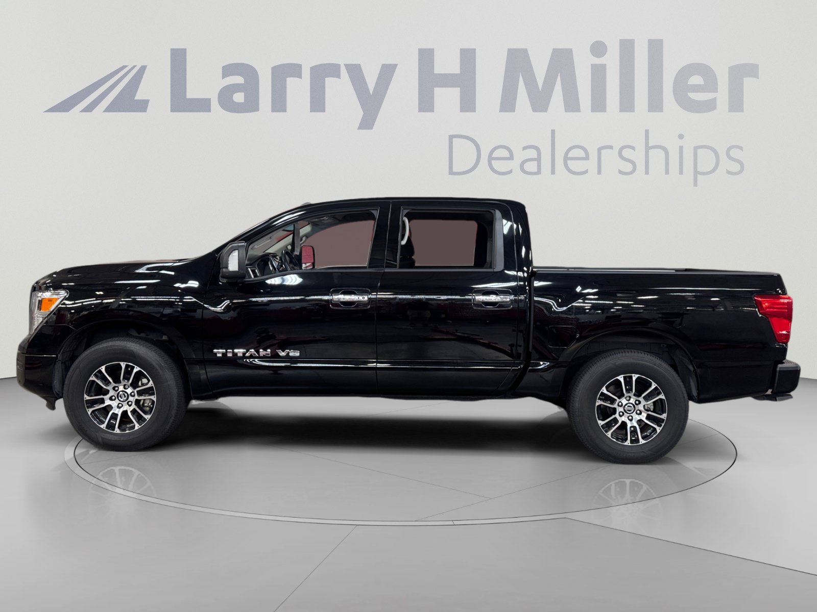Used 2020 Nissan Titan SV w/ SV Convenience Package AWD/4WD image 2