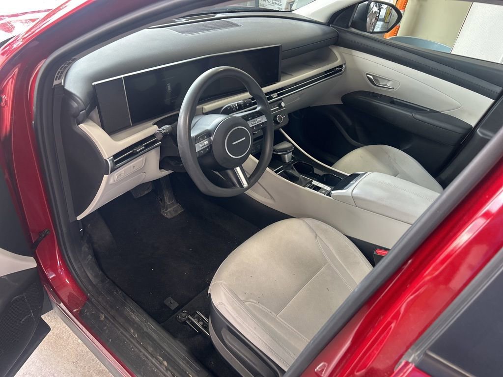 Used 2025 Hyundai Tucson SE image 2
