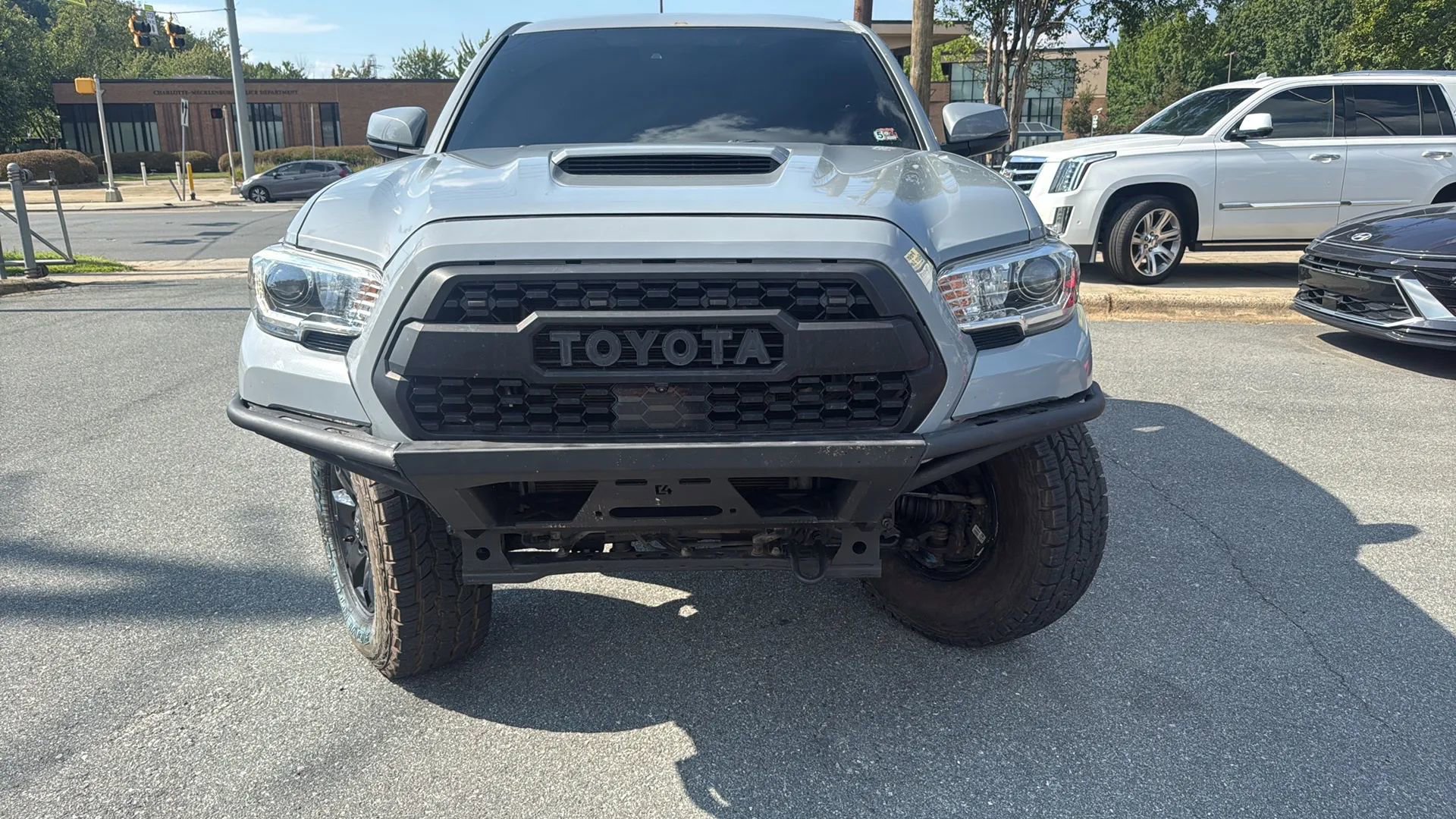 Used 2019 Toyota Tacoma TRD Off-Road image 2