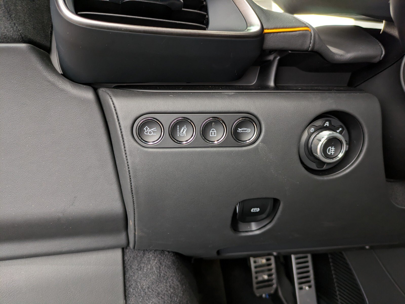 Used 2025 McLaren Artura RWD image 17