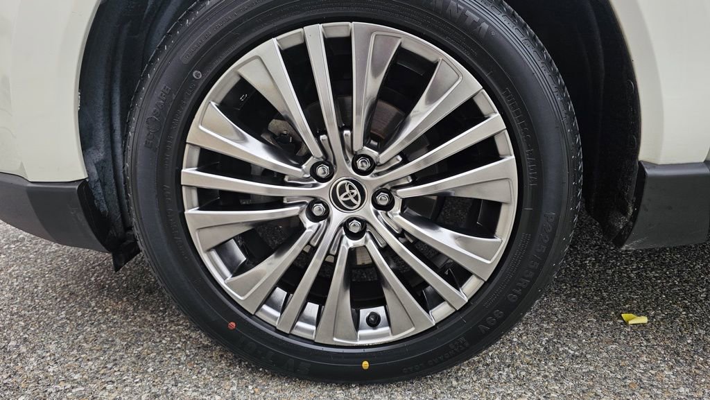 Used 2021 Toyota Venza XLE image 24