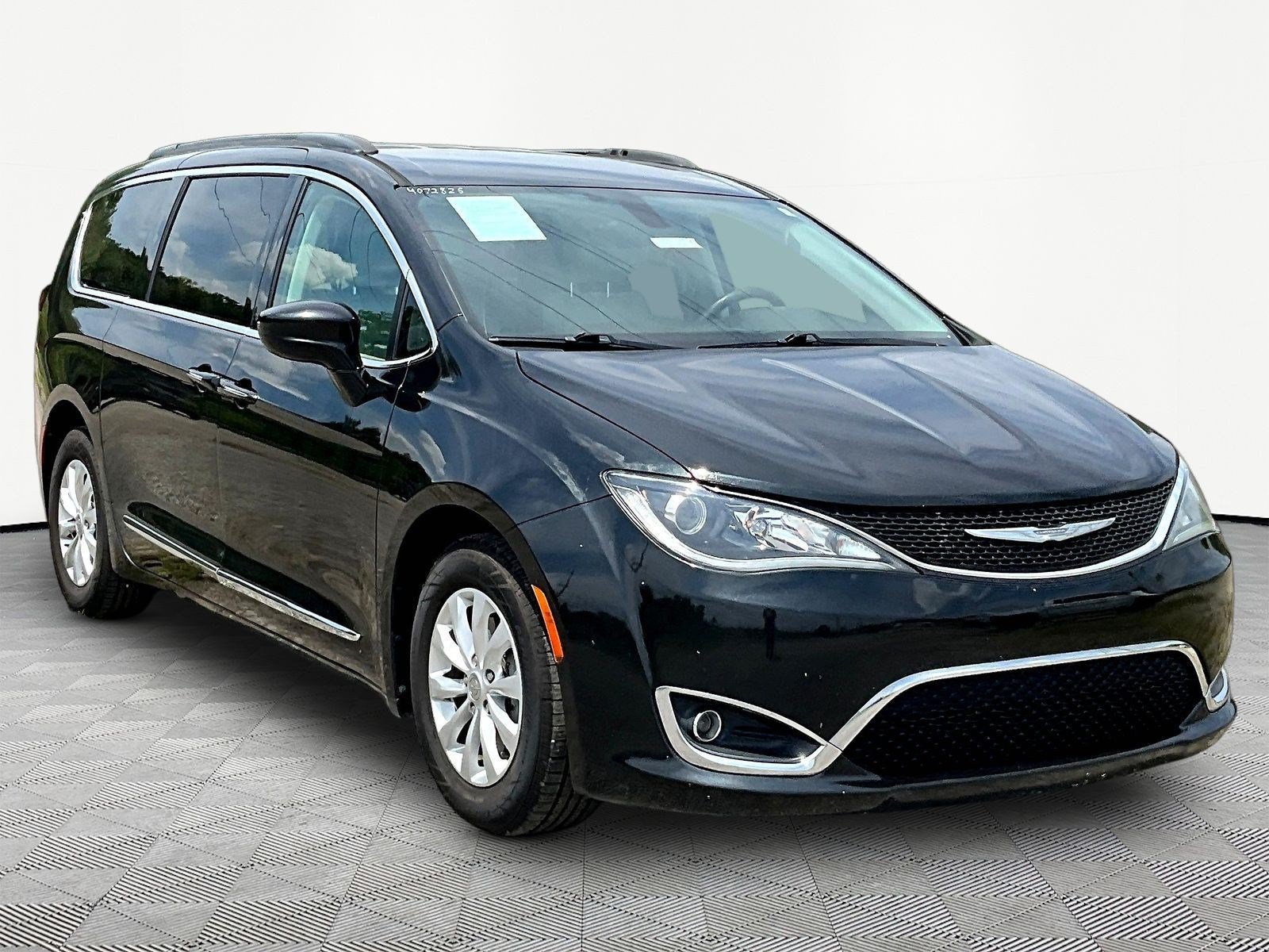 Used 2017 Chrysler Pacifica Touring-L FWD image 11
