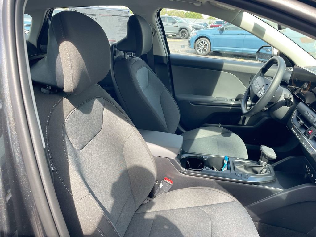 Used 2025 Kia K4 LX image 52