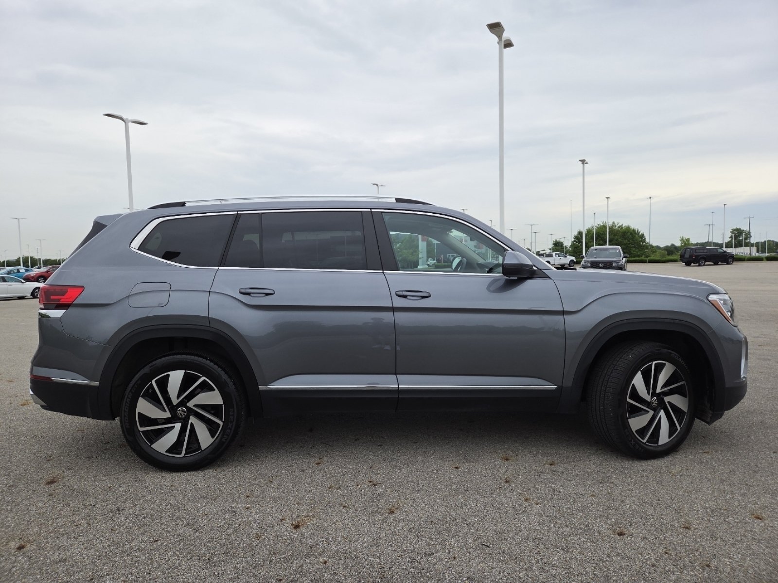 Used 2024 Volkswagen Atlas SEL AWD/4WD image 19