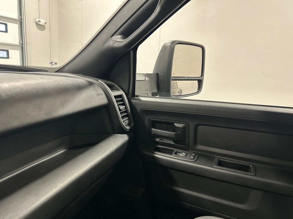 Used 2024 RAM 3500 Tradesman w/ Chrome Appearance Group image 24