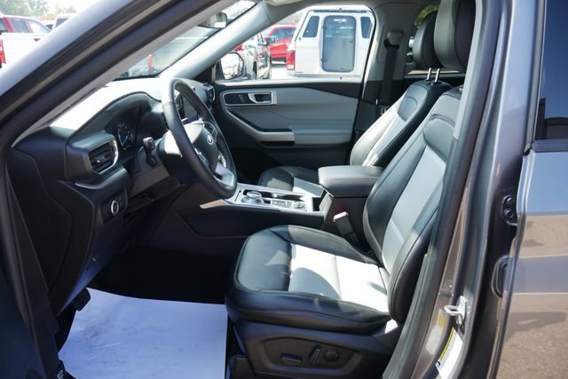 Used 2023 Ford Explorer XLT w/ Equipment Group 202A AWD/4WD image 2