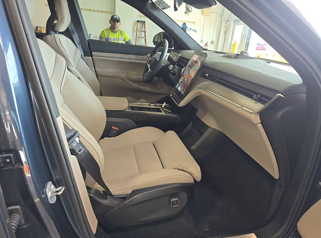 Used 2025 Volvo EX90 Ultra AWD/4WD image 8
