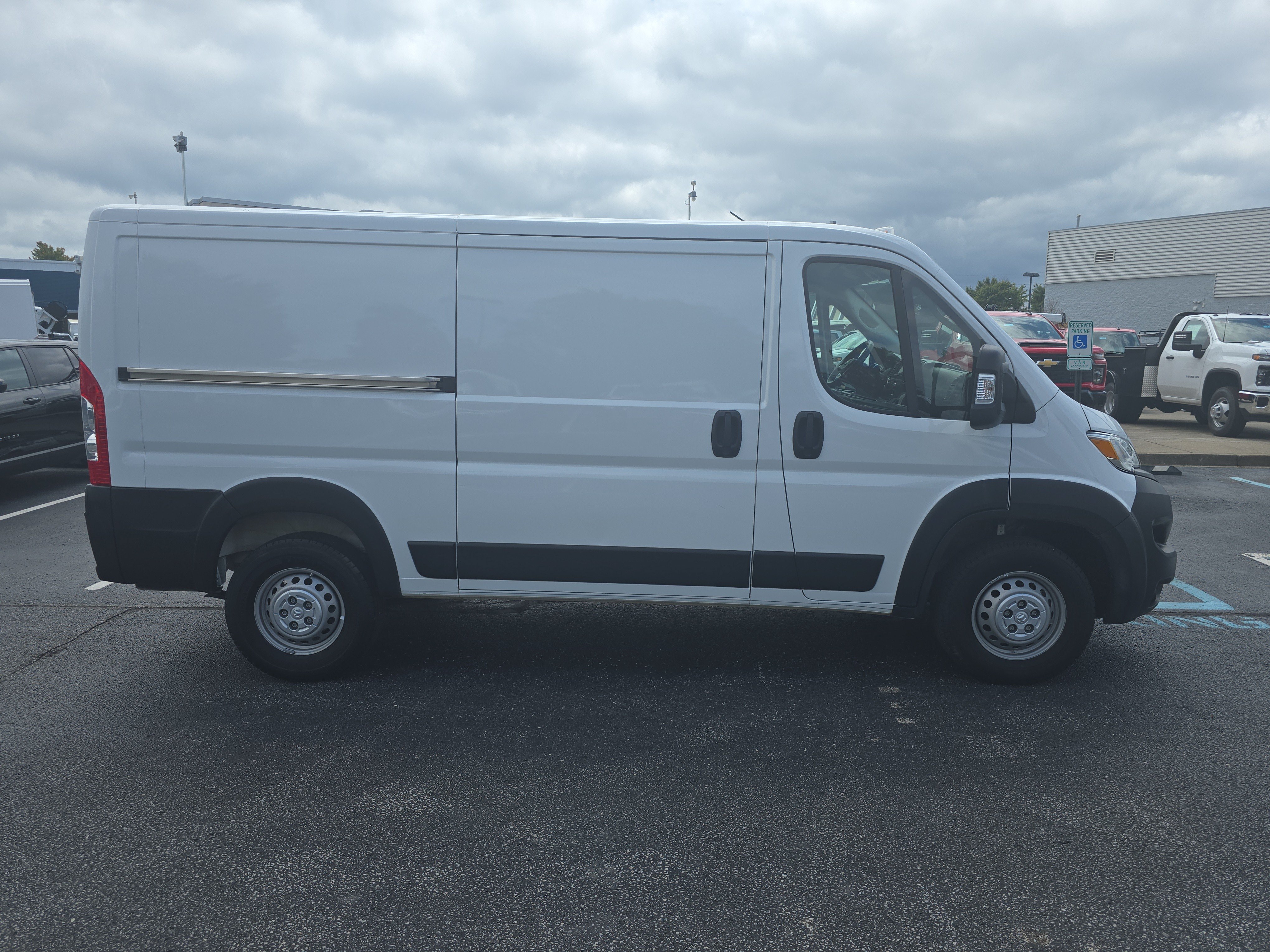 Used 2025 RAM ProMaster 2500 w/ Convenience Group FWD image 2