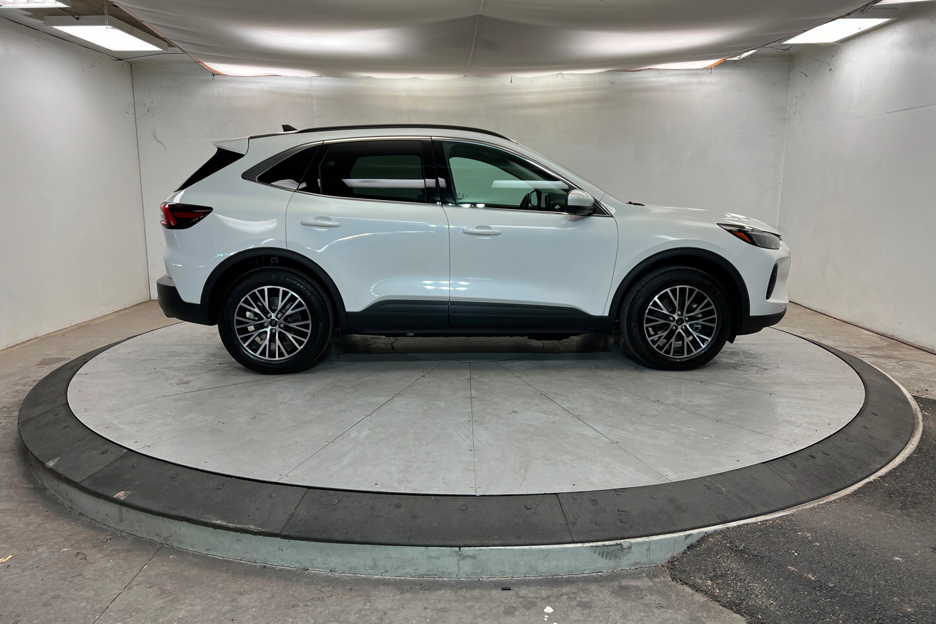 Used 2025 Ford Escape SE w/ PHEV Premium Package image 7