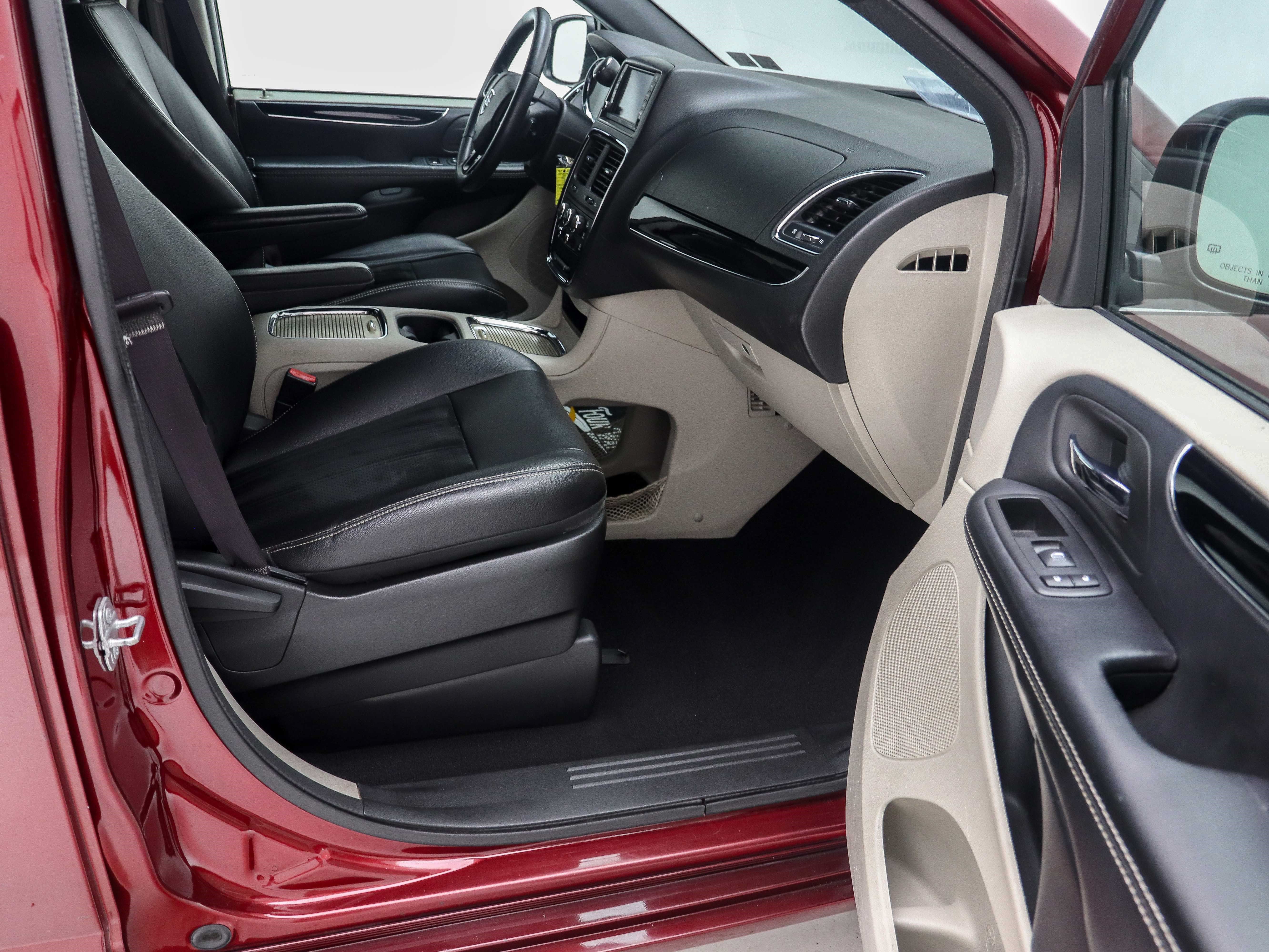 Used 2018 Dodge Grand Caravan SXT FWD image 18