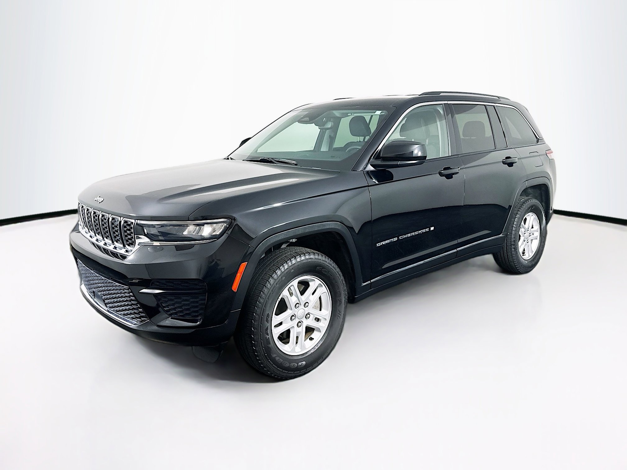 Used 2023 Jeep Grand Cherokee Laredo image 3