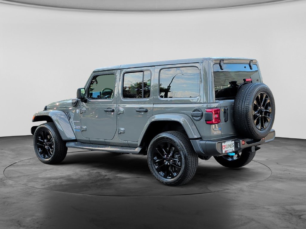 Used 2022 Jeep Wrangler Unlimited Sahara w/ Cold Weather Group AWD/4WD image 5