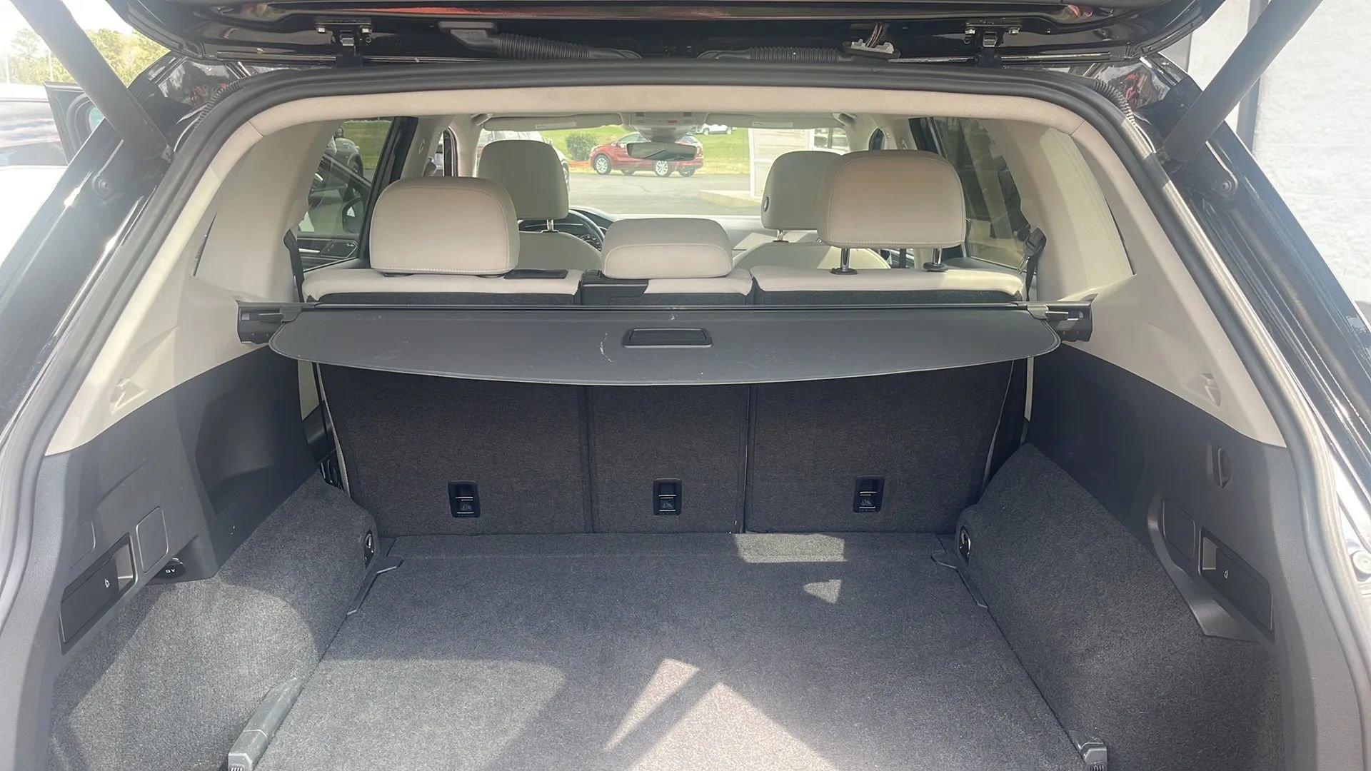 Used 2019 Volkswagen Tiguan SEL Premium image 33