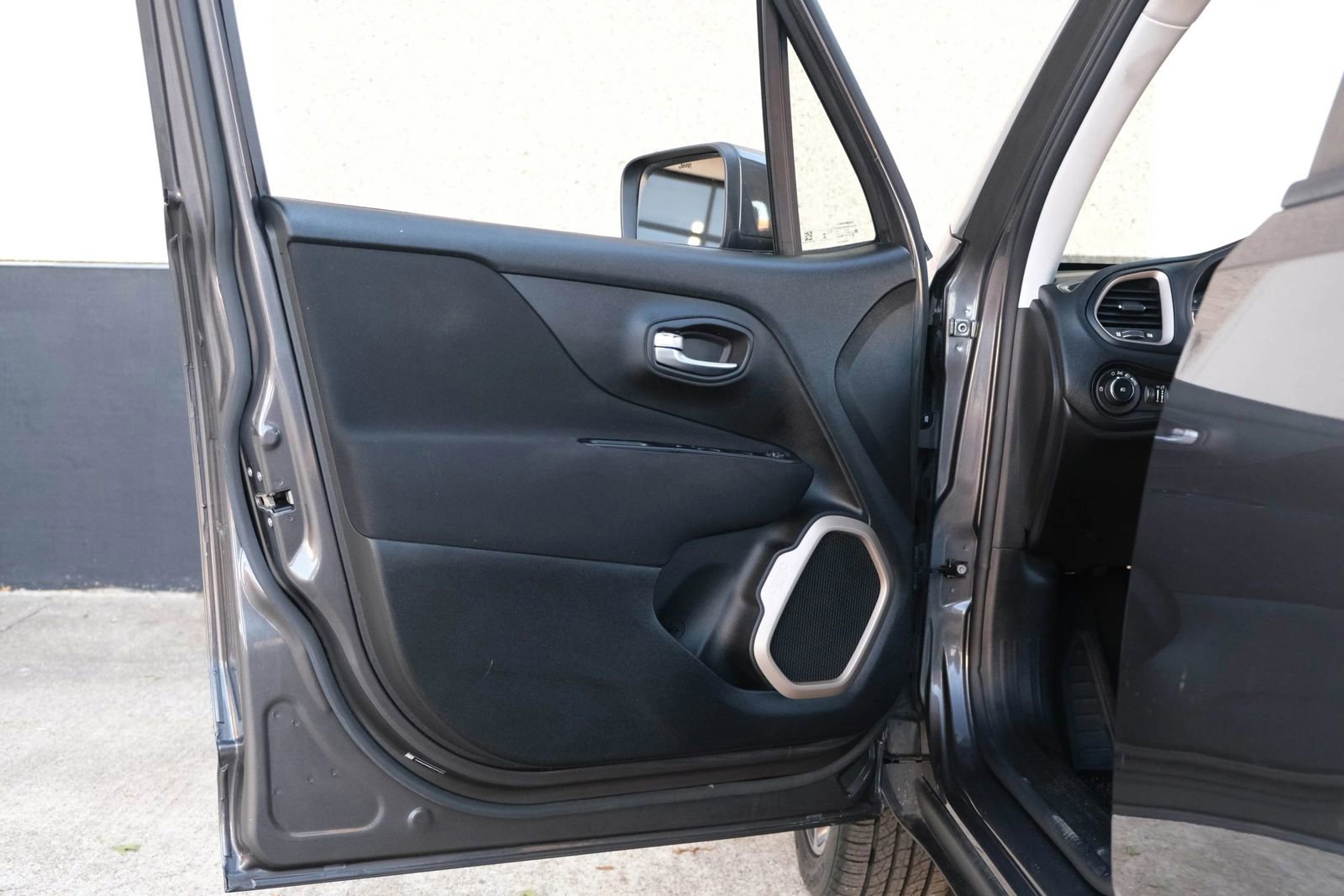 Used 2017 Jeep Renegade Latitude image 19