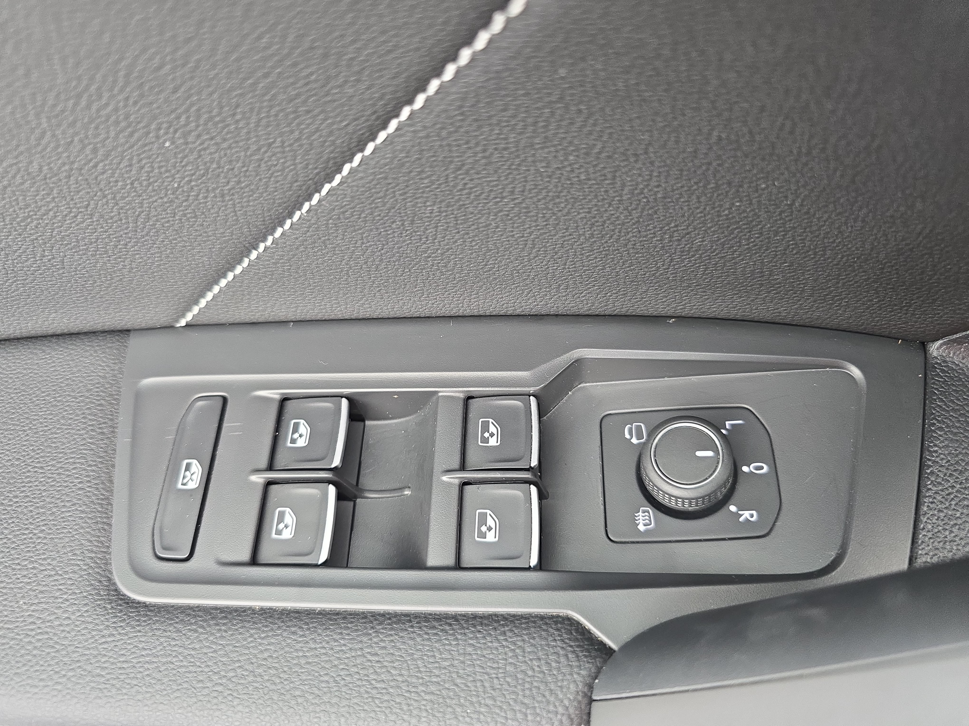 Certified 2023 Volkswagen Tiguan SEL R-Line AWD/4WD image 28