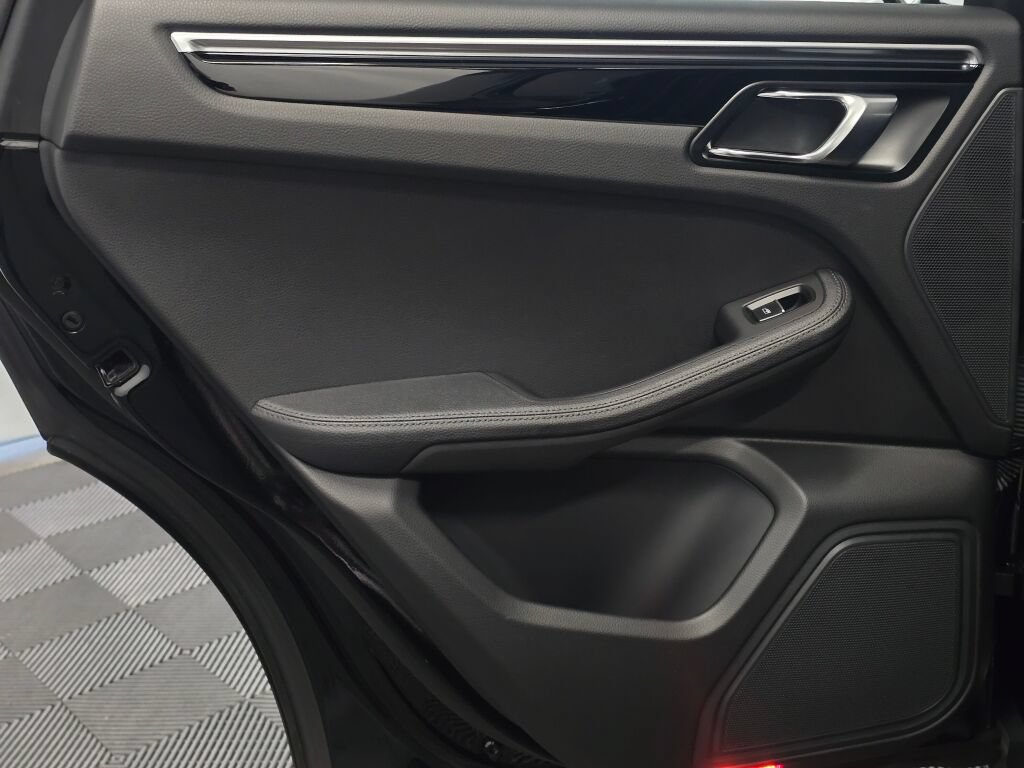 Certified 2024 Porsche Macan AWD/4WD image 23