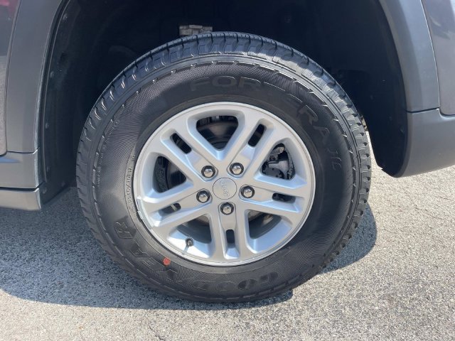 Used 2023 Jeep Grand Cherokee Laredo AWD/4WD image 11